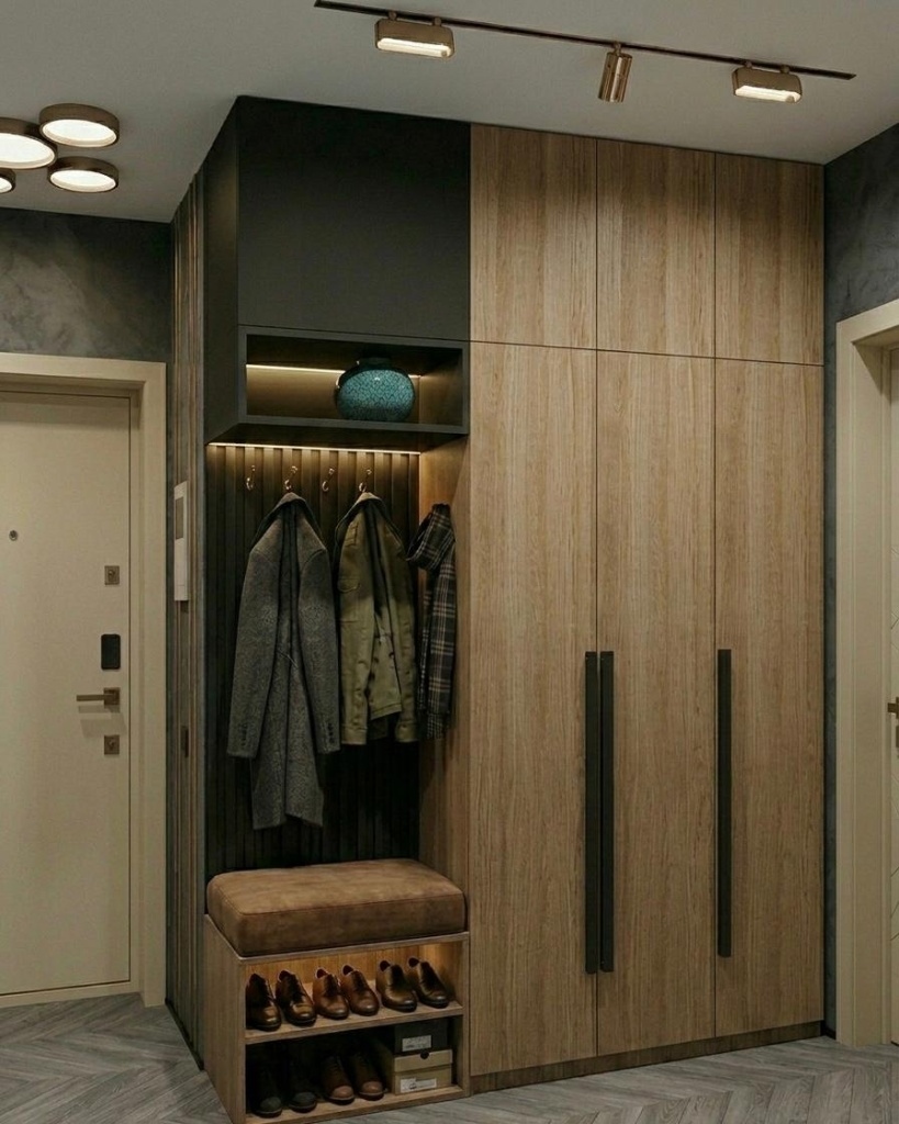 Classic Wood Grain Mudroom Unit with Bench and Shoe Storage